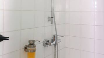 Dusche, Haartrockner, Handtücher, Toilettenpapier
