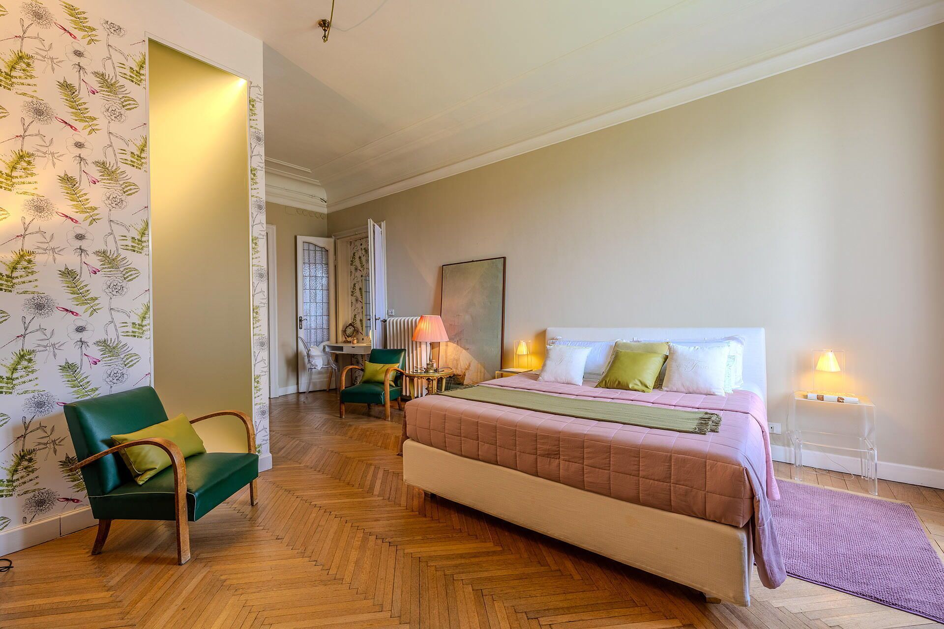 Ein Schlafzimmer mit Bett, Stuhl, Schreibtisch und Lampe.
