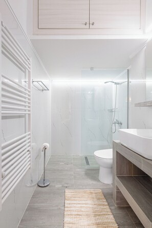 A modern bathroom with a toilet, shower, and vanity. - Lumiere 3BD with Sea View City Center (Thessaloniki)