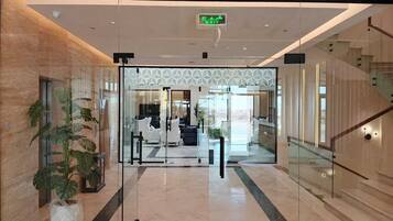 Lobby-lounge