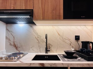 Deluxe Room | Private kitchen | Fridge, microwave, oven, stovetop - Voyage Expo Suites (Riyadh)