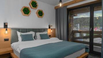 In-room safe, laptop workspace, soundproofing, free WiFi