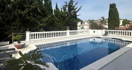 Renovada casita adosada con piscina y canal