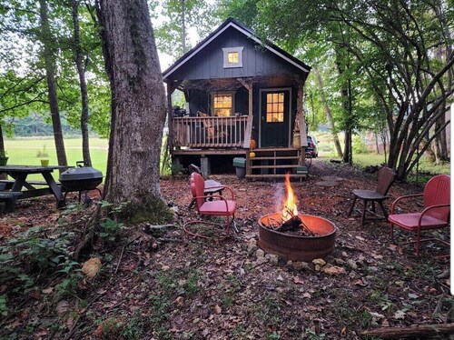 Cabin #1 Cozy "fishing" themed cabin by the creek. Recently featured in magazine