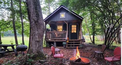 Cabin #1 Cozy "fishing" themed cabin by the creek. Recently featured in magazine