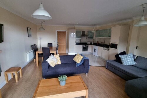 Spacious 2 Bed Apartment w/balcony