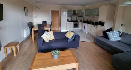Spacious 2 Bed Apartment w/balcony
