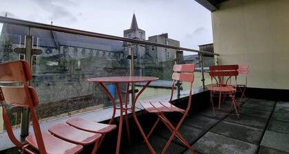 Spacious 2 Bed Apartment w/balcony