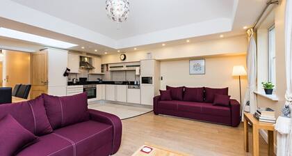 Bright 2 Bed Apartment - Incredible Balcony Views