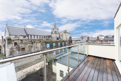 Bright 2 Bed Apartment - Incredible Balcony Views
