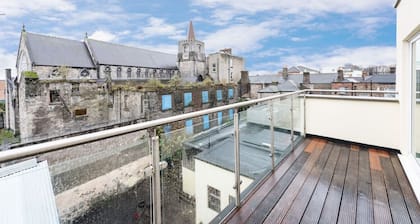 Bright 2 Bed Apartment - Incredible Balcony Views
