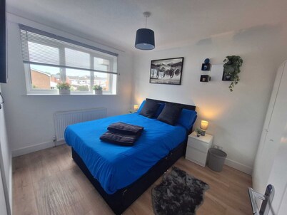 3 BEDROOM + LIVING, Terrace House, Sleeps up to 7 people with Garden