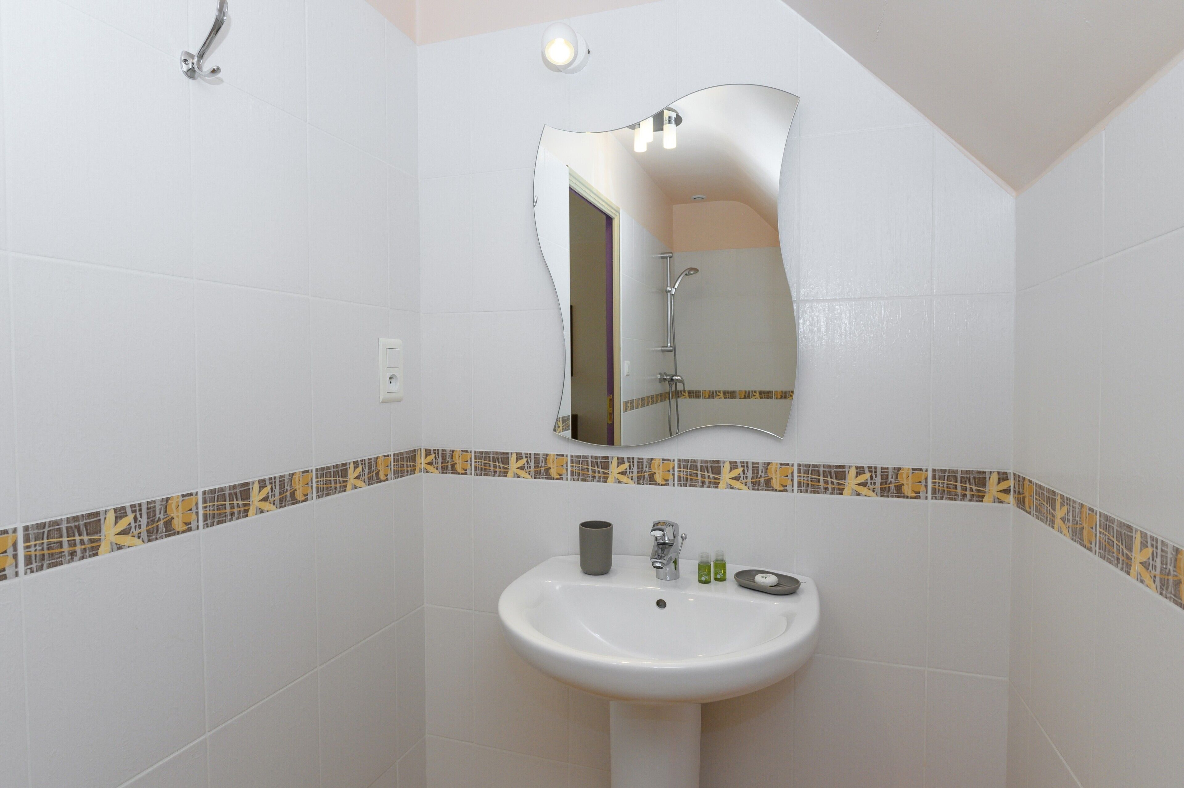 Een douche, een haardroger, handdoeken