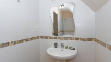 Een douche, een haardroger, handdoeken