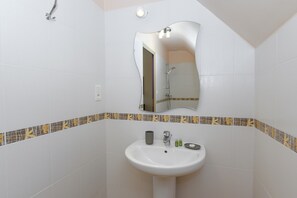 Douche, sèche-cheveux, serviettes fournies