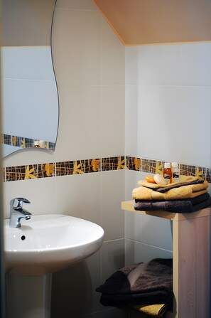 Bathroom - “Bleùenn er Wern” Guest Room with Shared Terrace, Garden, and Wi-Fi (Locoal-Mendon)