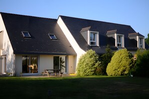 Exterior - “Bleùenn er Wern” Guest Room with Shared Terrace, Garden, and Wi-Fi (Locoal-Mendon)