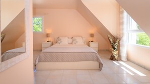 A bedroom with a bed, two bedside tables, a window, and a mirror. - Guest Room “Boked Goué” with Shared Terrace & Garden, Wi-Fi (Locoal-Mendon)