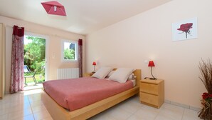 A bedroom with a bed, bedside tables, a window, and a door leading to a balcony. - Guest Room 'Boked Prad' with Shared Terrace, Communal Garden and Wi-Fi (Locoal-Mendon)