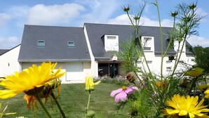 A modern two-story house with a flat roof, a small front porch, and a well-maintained lawn. - Guest Room 'Boked Prad' with Shared Terrace, Communal Garden and Wi-Fi (Locoal-Mendon)