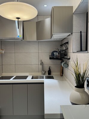 Peti sejuk mini, ketuhar gelombang mikro, dapur 