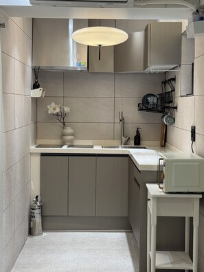 Peti sejuk mini, ketuhar gelombang mikro, dapur 