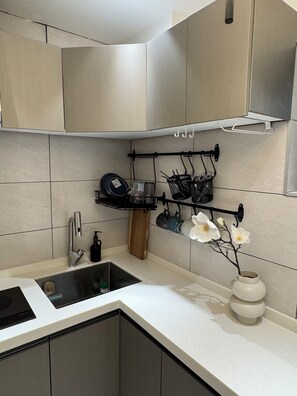 Peti sejuk mini, ketuhar gelombang mikro, dapur 