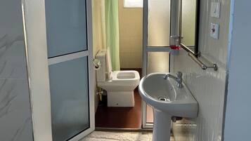Appartamento, balcone | Bagno | Doccia, pantofole, sapone, shampoo