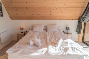 Nhà | 3 phòng ngủ, trang bị nội thất với thiết kế riêng biệt, bộ trải giường 