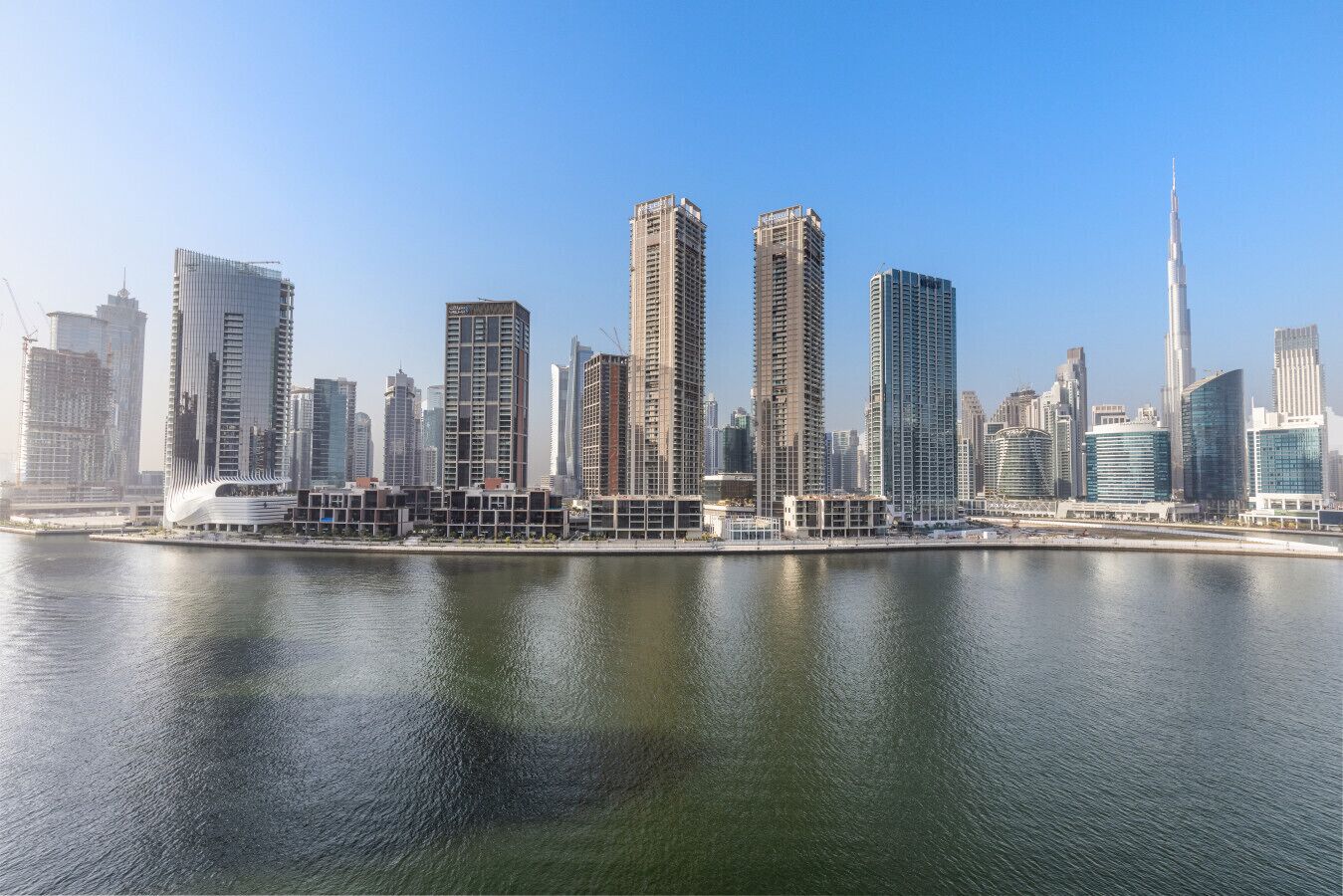 Un horizonte urbano con edificios modernos y altos a lo largo de una ribera.