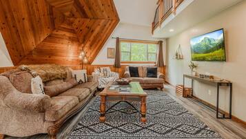 Cabin, Multiple Beds, Fireplace, Garden View (Gateway to Glacier) | Living area