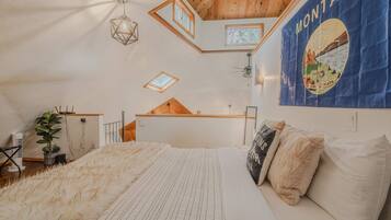 Ferienhütte, Mehrere Betten, Kamin, Gartenblick (Gateway to Glacier) | 2 Schlafzimmer, individuell dekoriert, individuell eingerichtet