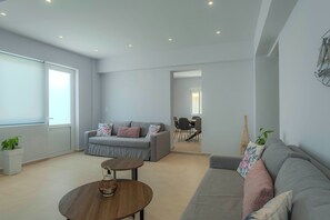 Huis, uitzicht op zee | Woonruimte | Een 65-inch smart-tv met digitale zenders