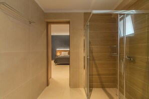 Huis, uitzicht op zee | Badkamer | Een douche, een regendouche, gratis toiletartikelen, een haardroger