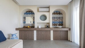 Eine moderne Küche mit Backofen, Kaffeemaschine und Spüle.