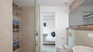 Ein Badezimmer mit Dusche, Toilette und Waschbecken.