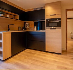 Wasserkocher mit Kaffee-/Teezubehör, Kühlschrank, Mikrowelle, Ofen