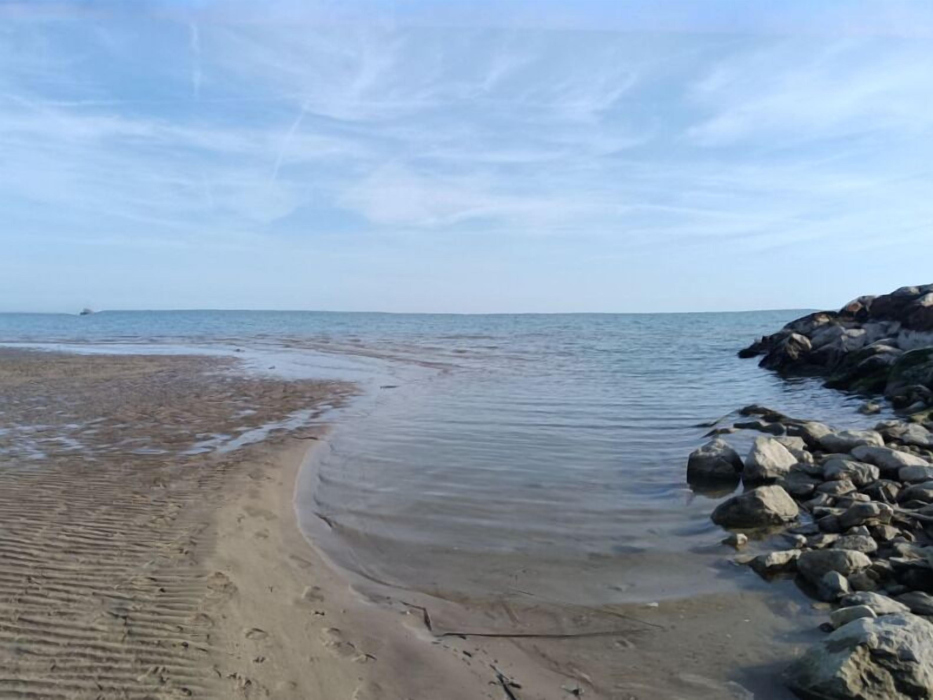 Privatstrand, weißer Sandstrand, Liegestühle, Sonnenschirme