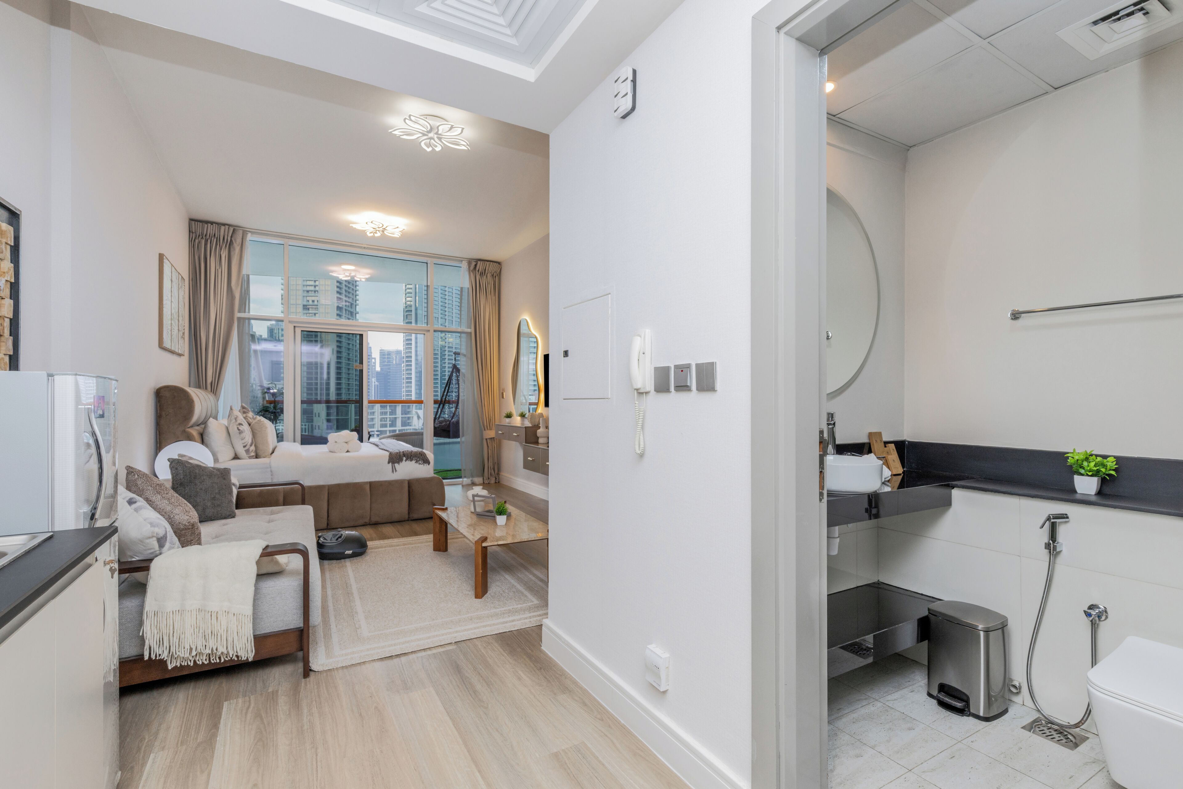 Un appartement moderne comprenant un salon, une cuisine et une salle de bain.