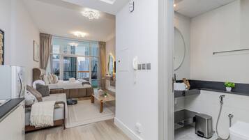 Un appartement moderne comprenant un salon, une cuisine et une salle de bain.