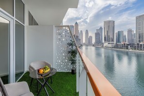 Outdoor dining - Gogoto Lux Studio Canal & Burj View (Dubai)