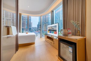 Doppia Deluxe, vista città | Minibar con snack e bevande gratuite, tende oscuranti, insonorizzazione