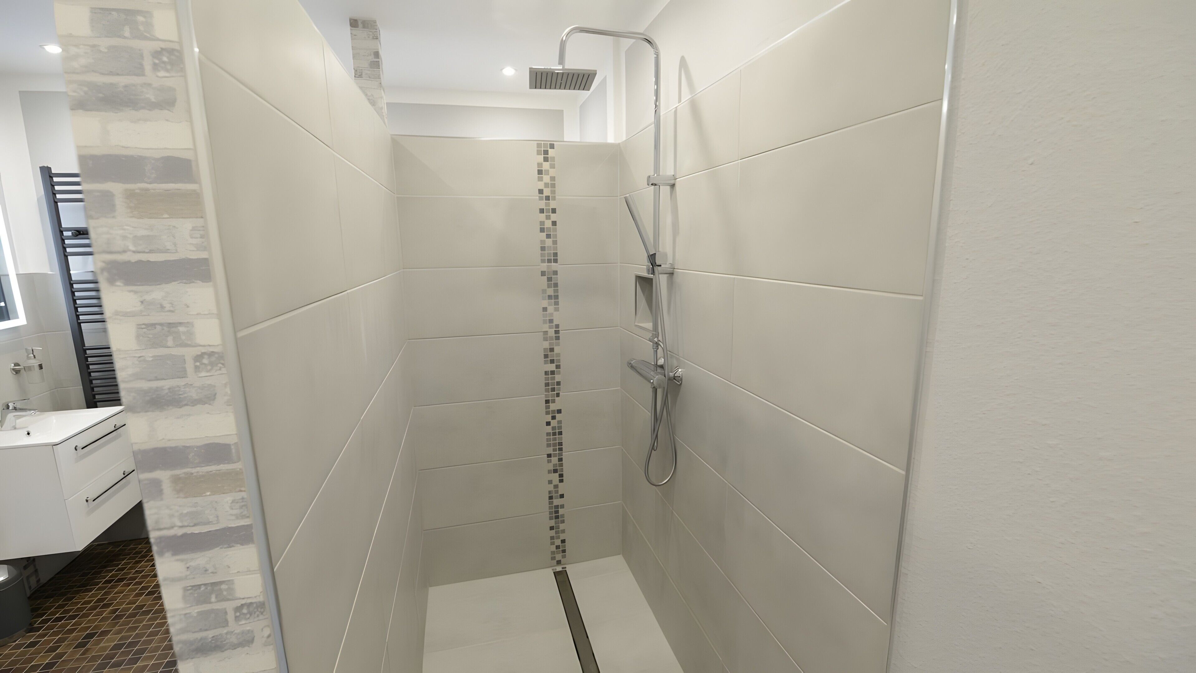 Une salle de bain moderne avec une douche, des murs carrelés et un espace lavabo bien visible.