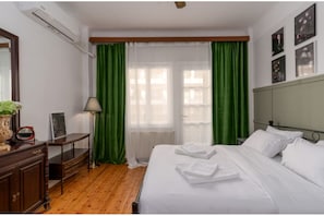 Comfort-Apartment, 2 Schlafzimmer, Balkon, Stadtblick | Bügeleisen/Bügelbrett, kostenloses WLAN