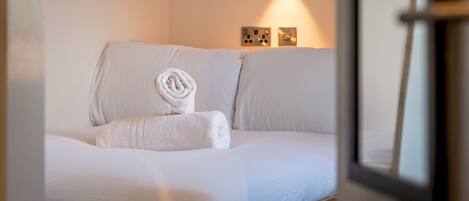 Iron/ironing board, free WiFi, bed sheets