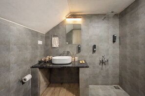 Une salle de bain moderne dotĂ©e dâun grand lavabo, dâun miroir, dâun porte-serviettes et dâun espace douche.