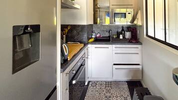 Coffee/tea maker, fridge, microwave, oven