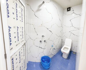 Dusche, Regendusche, Hausschuhe, Handtücher