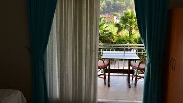 Classic Studio Suite, Balcony, Garden View | Interior