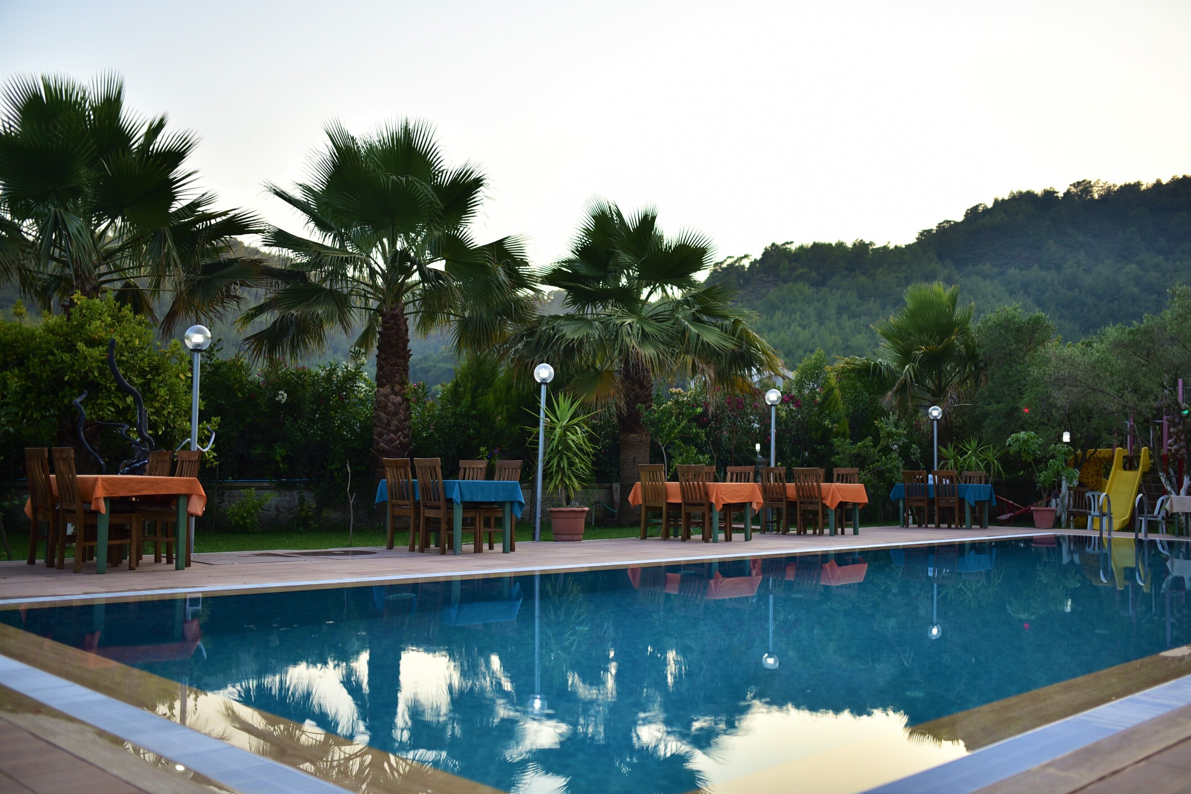 Una piscina al aire libre